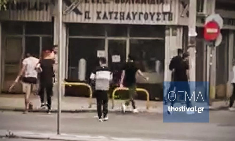 Θεσσαλονίκη: Άγρια επίθεση στη μέση του δρόμου - Τον χτυπούν με ραβδιά